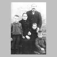 051-0023 Martha und Otto Neumann mit den Kindern Eugen, Herta und Erich..jpg